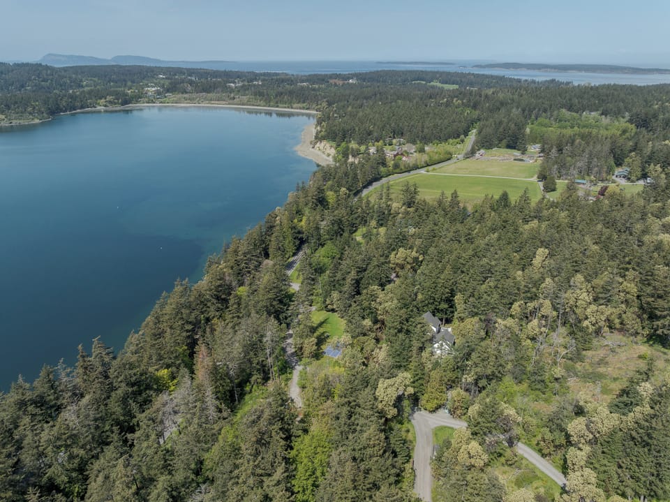 Located just a mile from Eastsound and Crescent Beach, you can easily go out for any meal or a quick shopping trip.