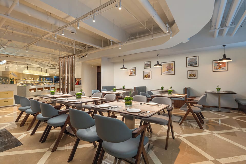2 restaurants; breakfast, lunch, and dinner served