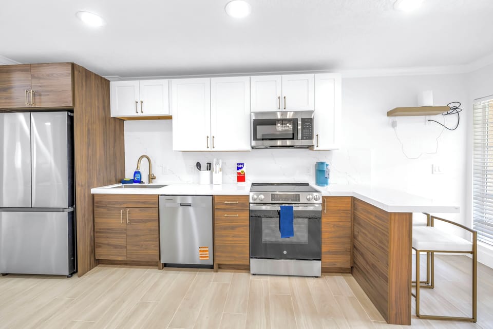 Breakfast bar and full kitchen with all major and minor appliances.