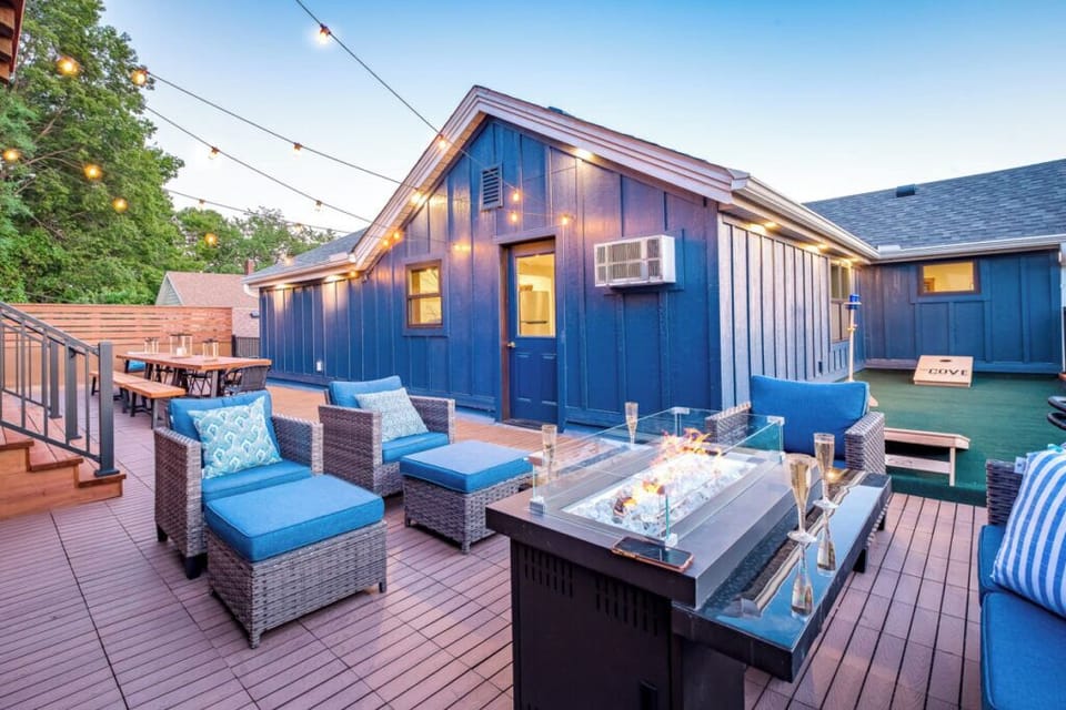 Whether you're starting your morning with coffee or winding down after dinner, the rooftop is the perfect retreat. With dining tables, cozy lounge areas, and open sky above, it's a guest favorite year-round.