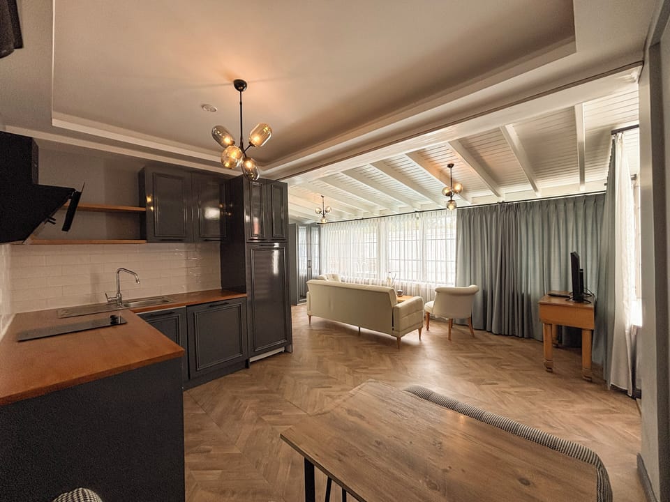 Executive Suite | Iron/ironing board, free WiFi