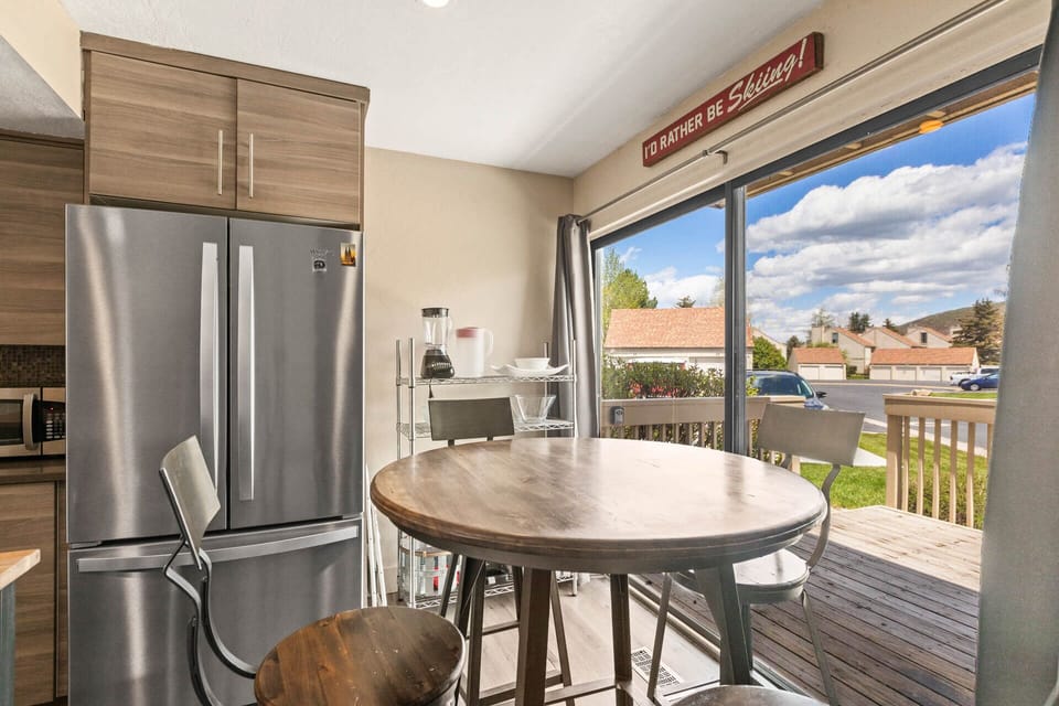 Vacation Rentals in Park City at Racquet Club 18: Fully-Equipped Kitchen with Breakfast Nook