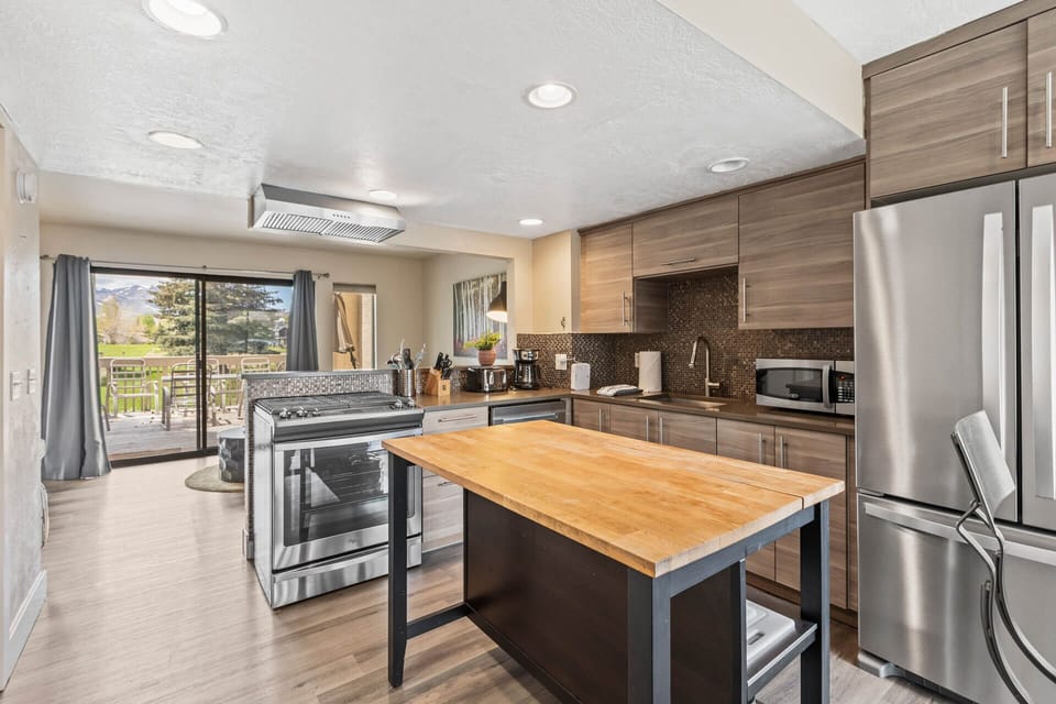 Vacation Rentals in Park City at Racquet Club 18: Fully Equipped Kitchen