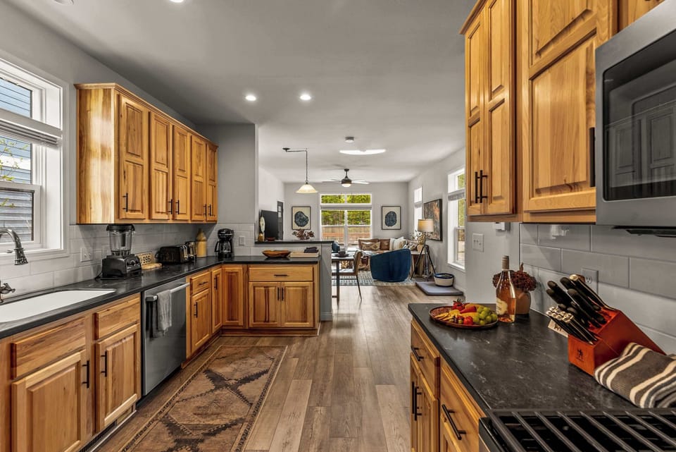 【Kitchen】Fully stocked with Instapot + air fryer — cook for 8 without packing groceries twice