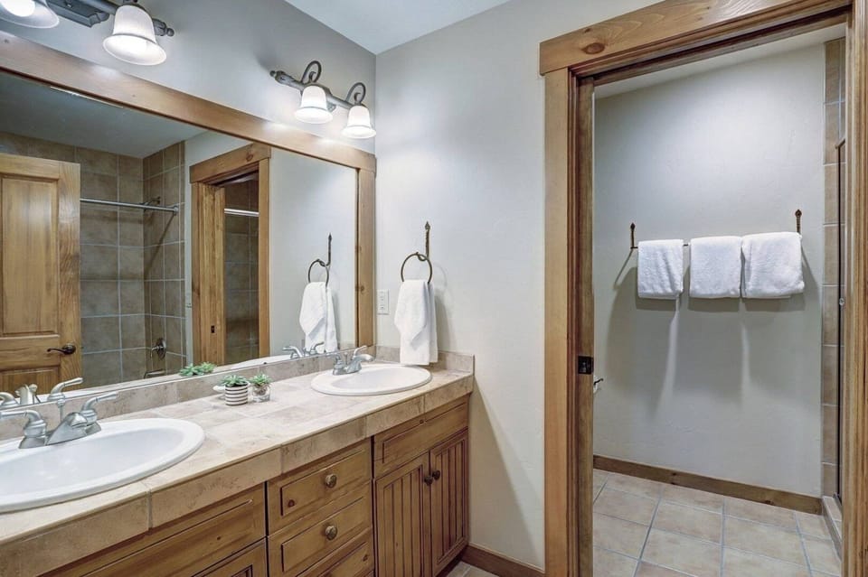 Ski-in Mountain Thunder Lodge 2 Bedroom Condo Apartment in Breckenridge