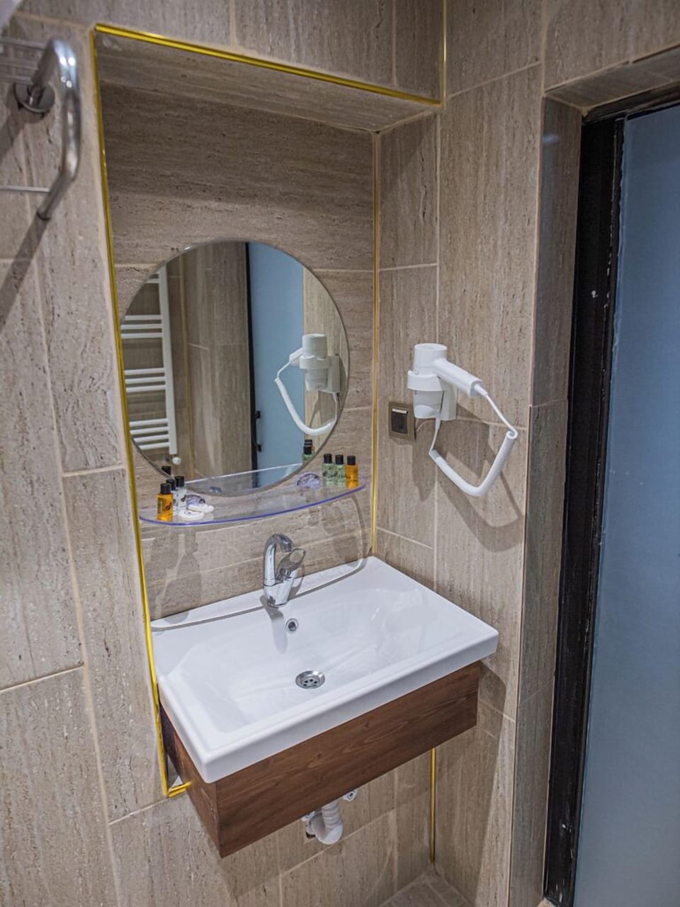 Standard Room | Bathroom | Shower, free toiletries, hair dryer, slippers