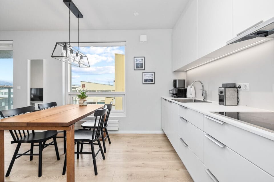 Entertain in style in our impeccably designed kitchen and dining space, blending functionality with contemporary elegance