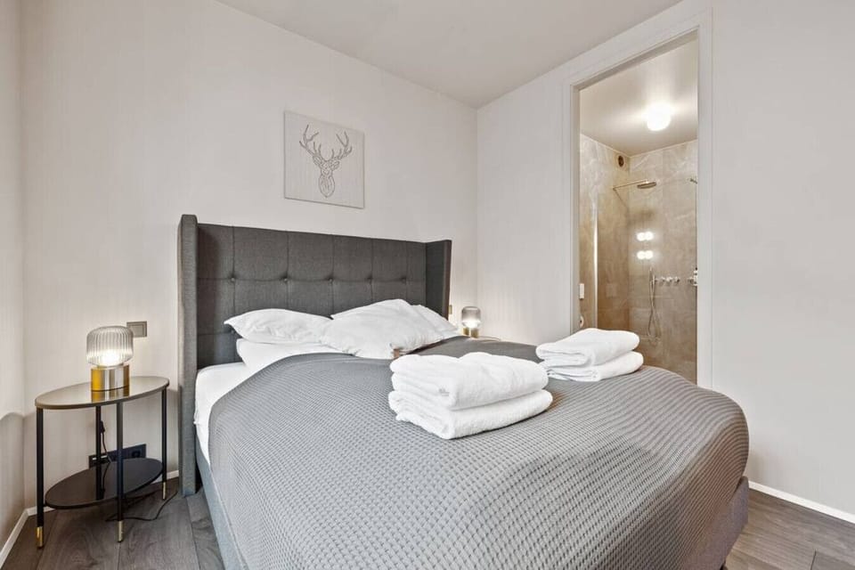 A comfortable bedroom with premium linens and pillows, complete with an ensuite bathroom for added convenience and privacy 🛏️✨🚿