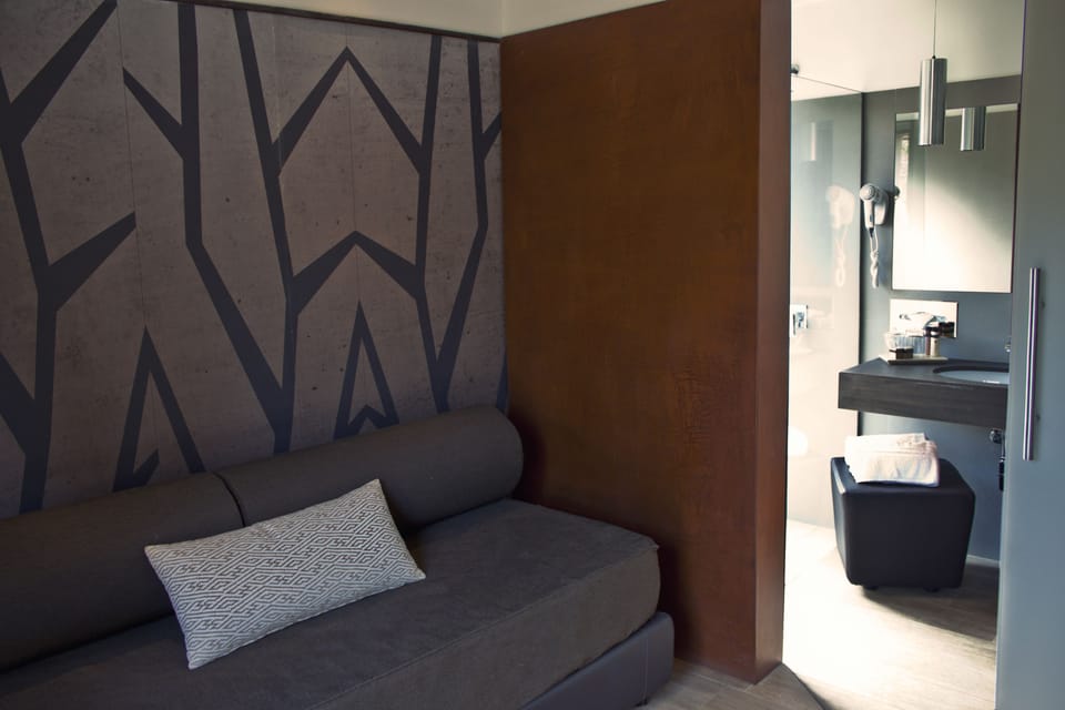 Suite Garden View | Premium bedding, minibar, in-room safe, desk