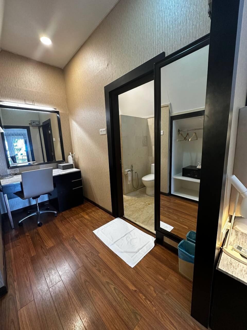 Classic Double Room | Iron/ironing board, bed sheets