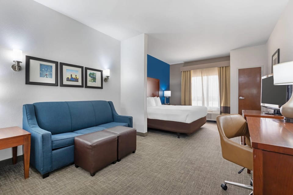 Hypo-allergenic bedding, down comforters, in-room safe, desk
