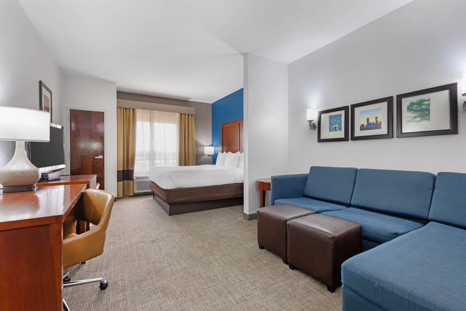 Hypo-allergenic bedding, down comforters, in-room safe, desk
