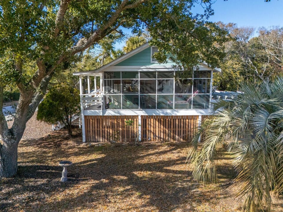 Summer Camp-A cozy, traditional 4 bedroom Edisto cottage