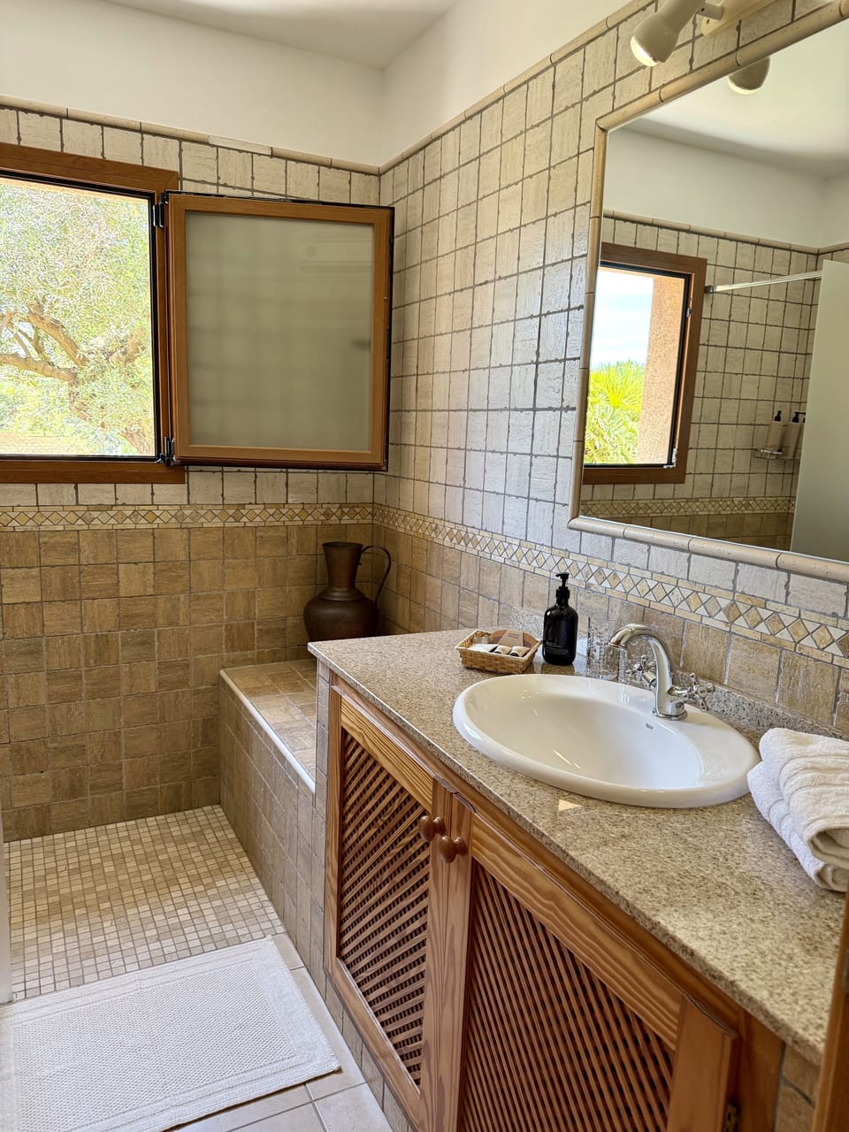 Comfort Double Room, Garden View | Bathroom | Towels, soap, shampoo, toilet paper