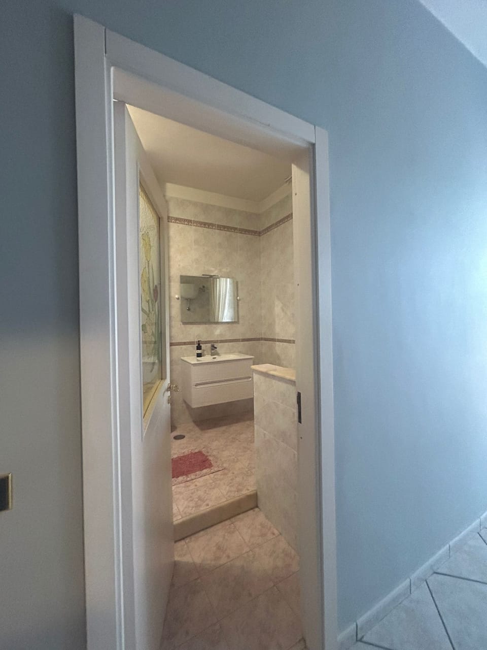 Combined shower/tub, free toiletries, hair dryer, towels