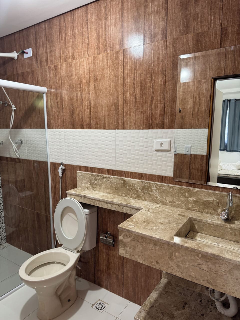 Deluxe Suite | Bathroom | Shower, towels, toilet paper