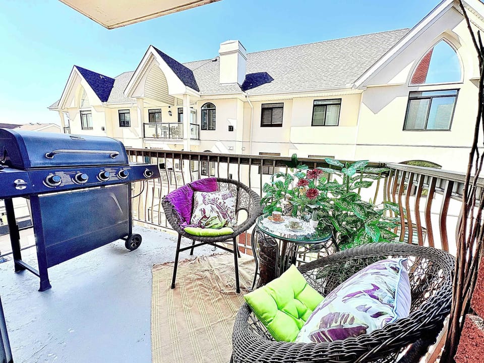 Spice, sizzle & South American sunshine 🌶️🔥 — soak up bold Latin vibes on this vibrant balcony, complete with city views and your own private BBQ for alfresco feasting.