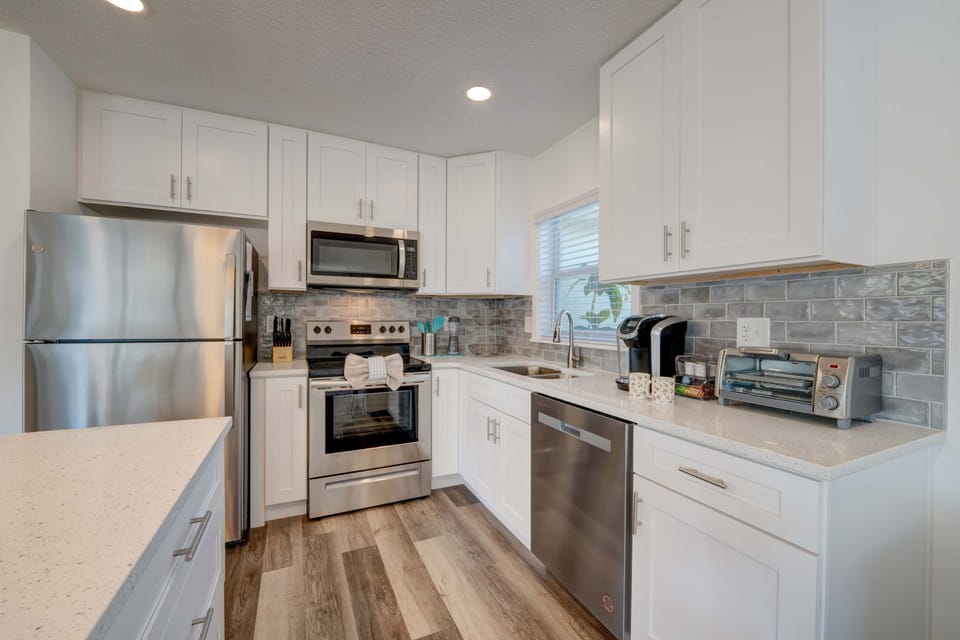 House, Multiple Beds, Patio, Garden View (Break Of Dawne) | Private kitchen | Fridge, microwave, oven, stovetop