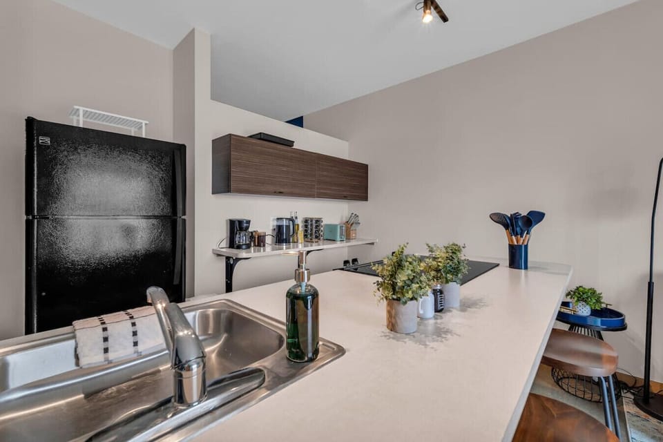 You can almost hear the sizzle of ingredients as you cook in the well-equipped kitchen, where every detail is designed for convenience.