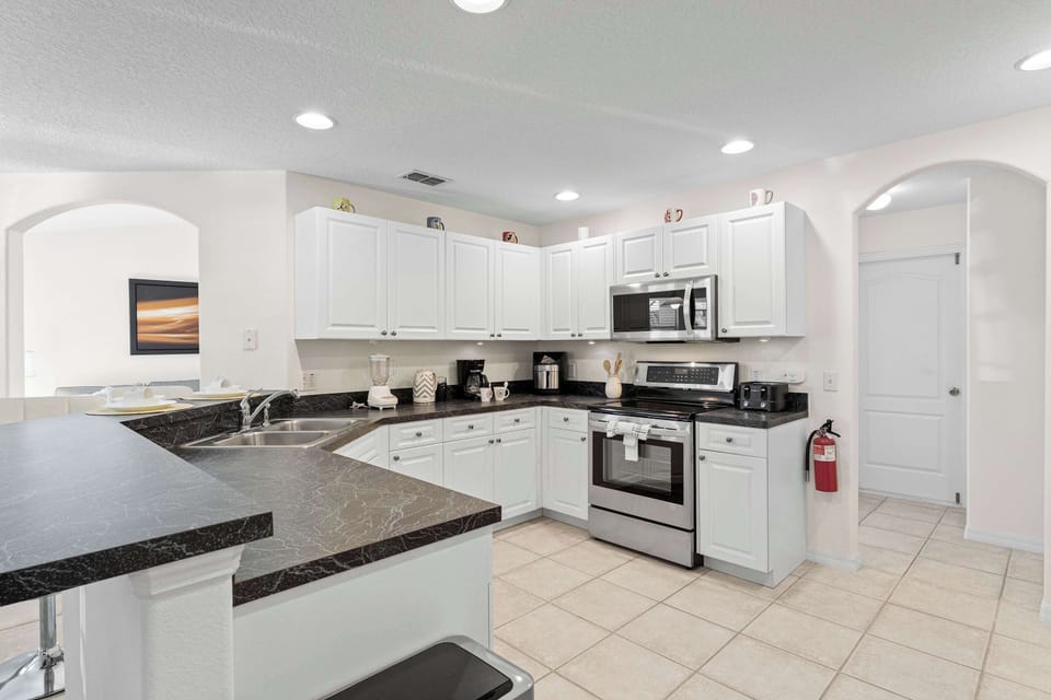 House, Multiple Beds, Pool Access, Pool View (Latitude Adjustment at Tuscan Ridge) | Private kitchen | Fridge, microwave, oven, stovetop