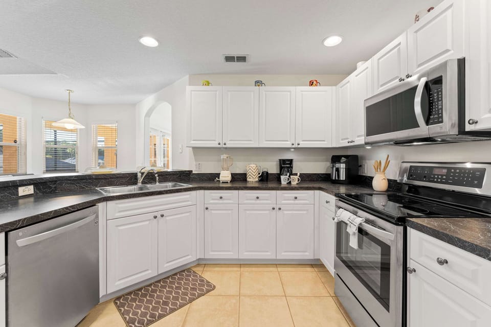 House, Multiple Beds, Pool Access, Pool View (Latitude Adjustment at Tuscan Ridge) | Private kitchen | Fridge, microwave, oven, stovetop