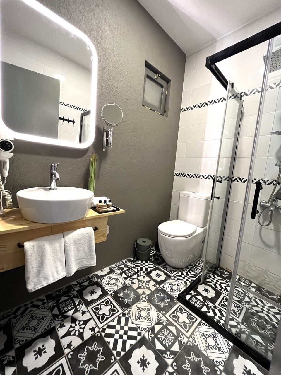 Deluxe Double Room, 1 Bedroom, Terrace | Bathroom | Shower, designer toiletries, hair dryer, slippers