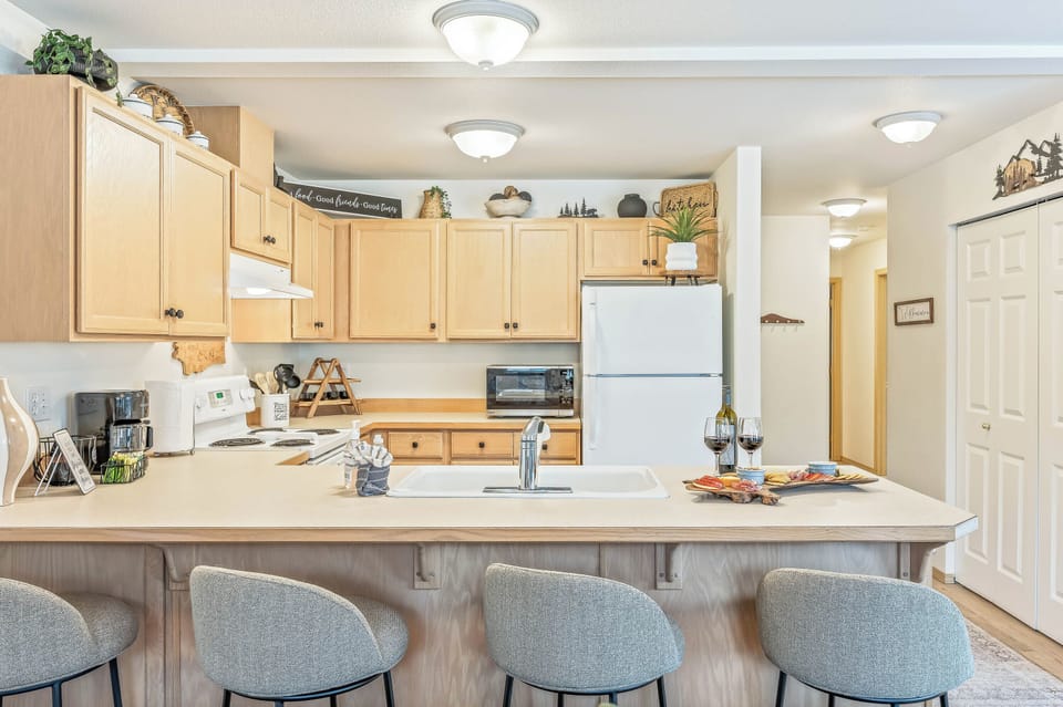 Peninsula seating for four 