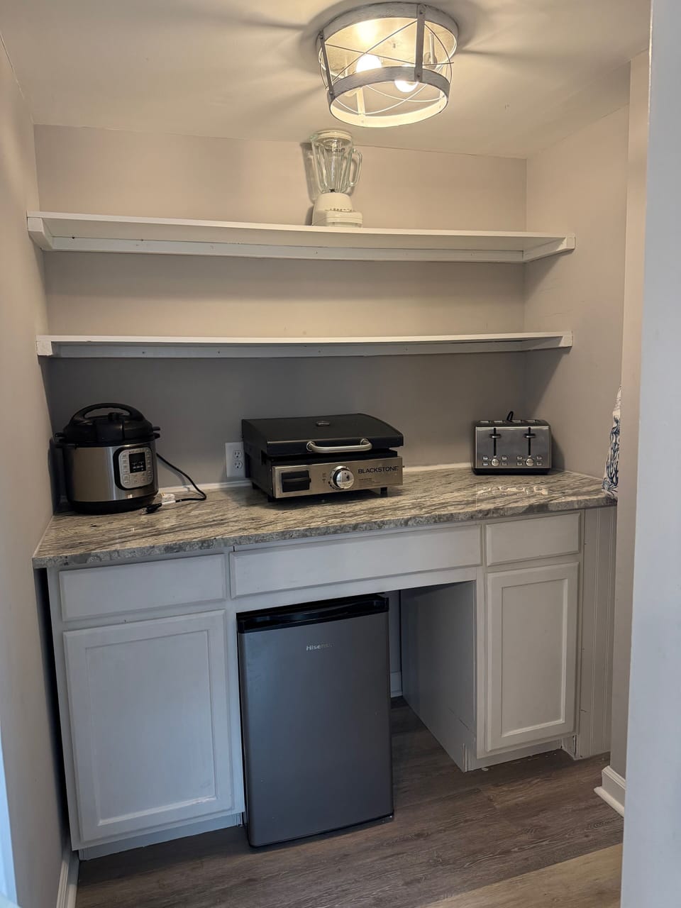 pantry Instapot,blender,toaster,coffee makers and grill available.