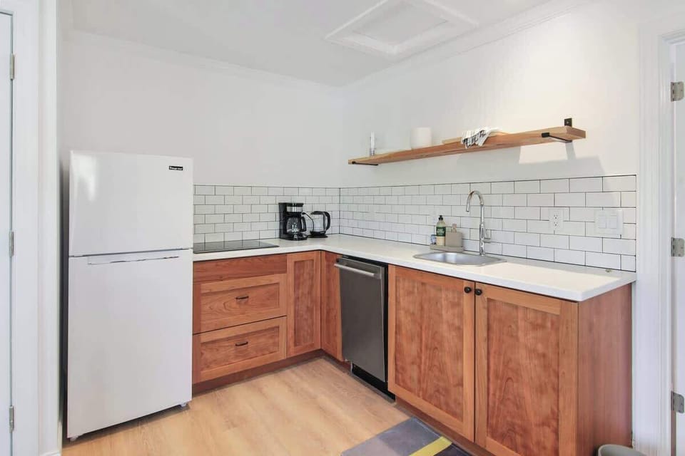 Full kitchen