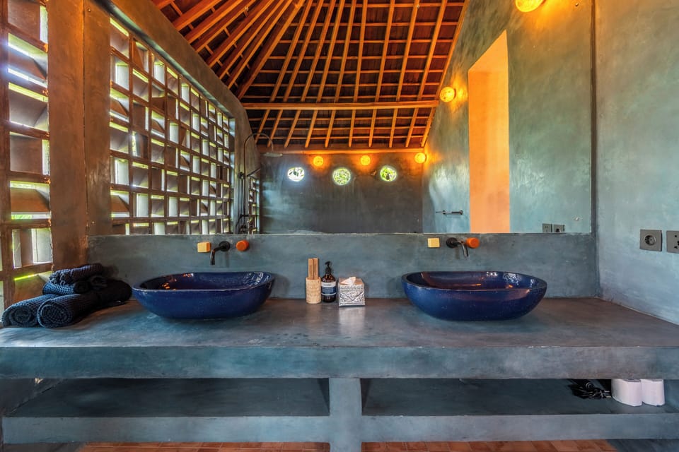 Design Suite, Mountain View | Bathroom | Hair dryer, bathrobes, towels, soap