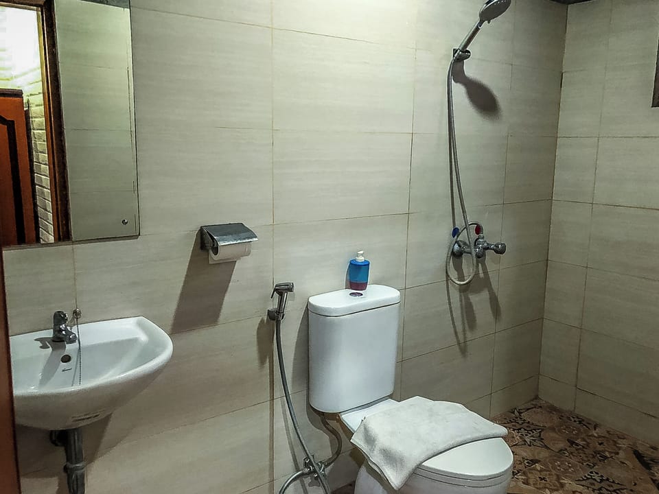 Superior Room, 1 Double Bed | Bathroom | Shower, towels, soap, shampoo