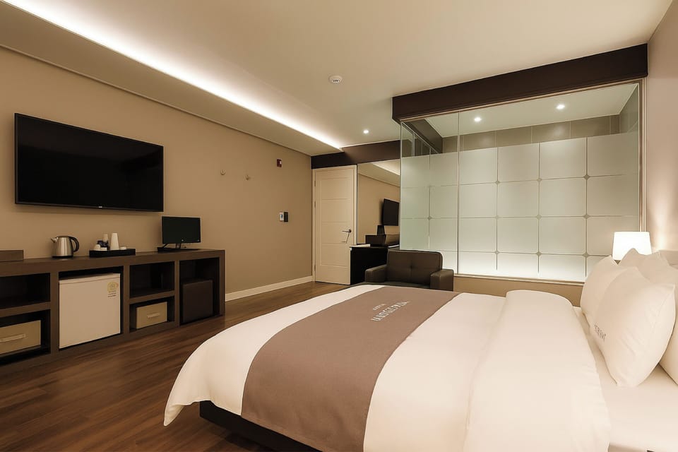 CABIN E (STANDARD) | Down comforters, blackout drapes, free WiFi, bed sheets