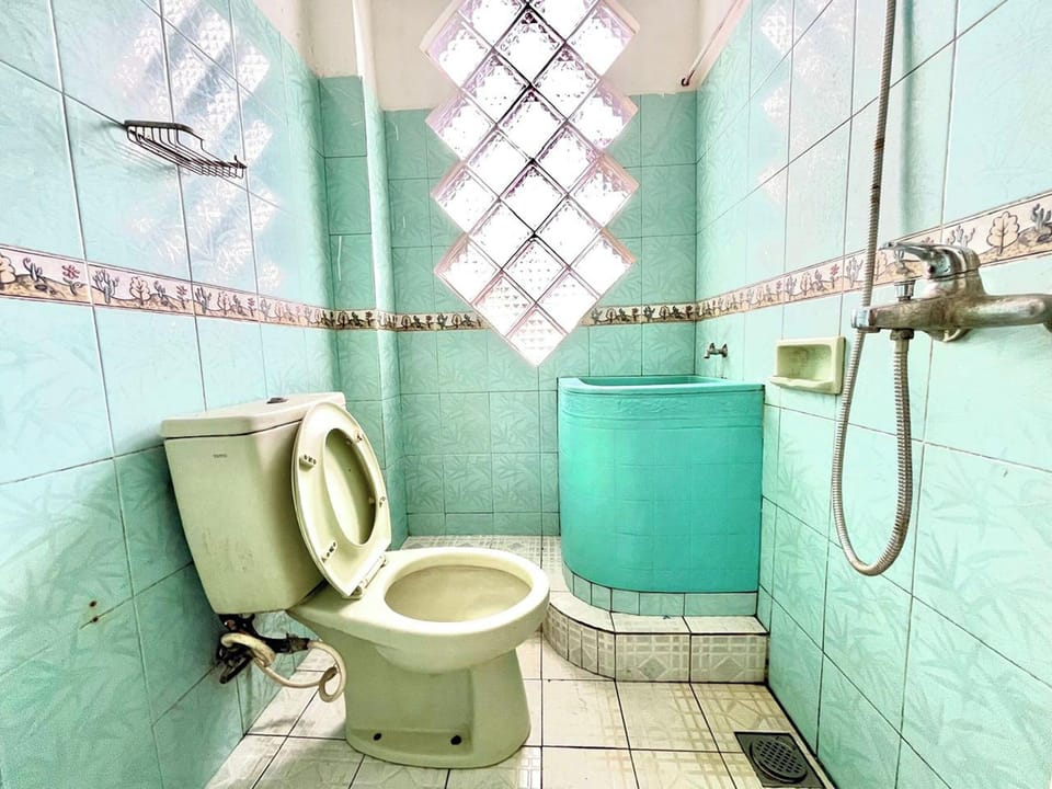 Shower, rainfall showerhead, towels, shampoo