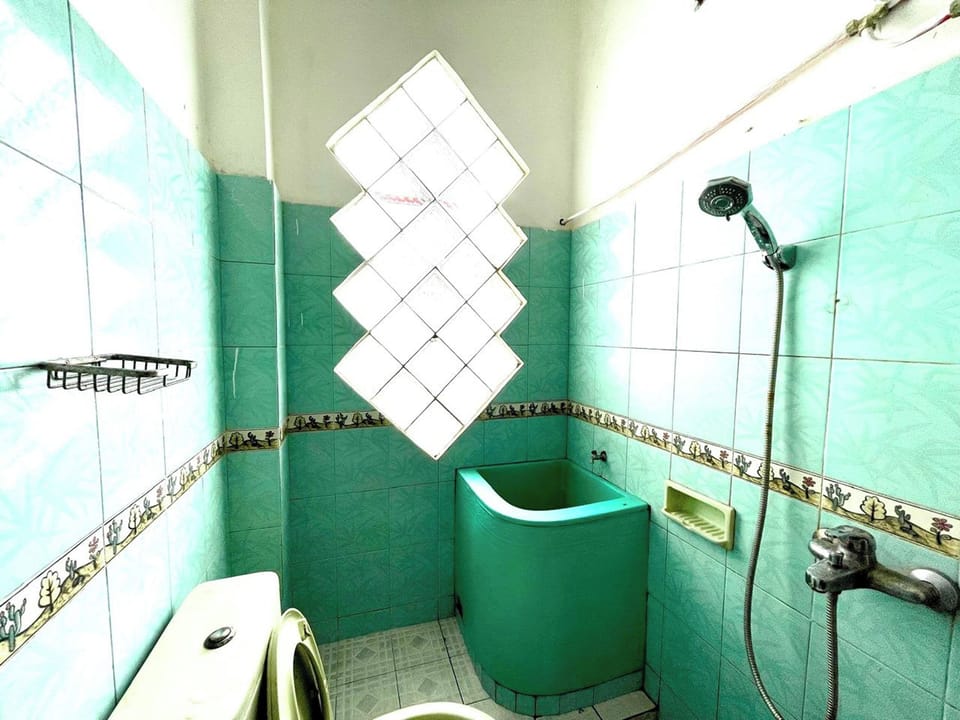 Standard Room | Bathroom | Shower, rainfall showerhead, towels, shampoo