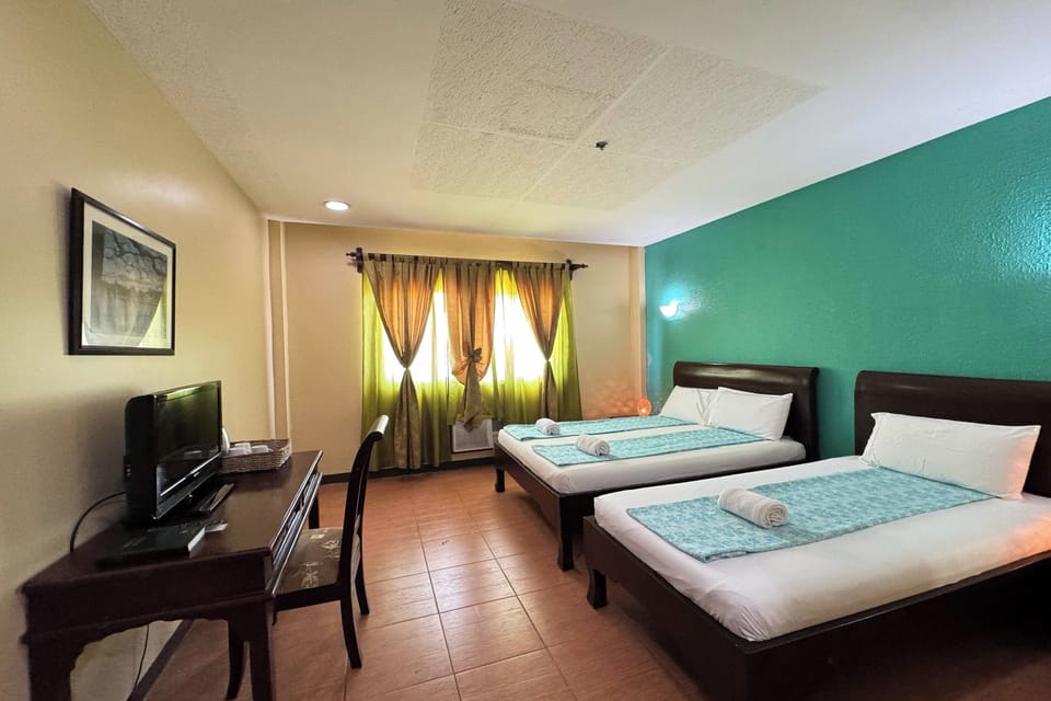 Deluxe Triple Room | Desk, WiFi (free), bed sheets