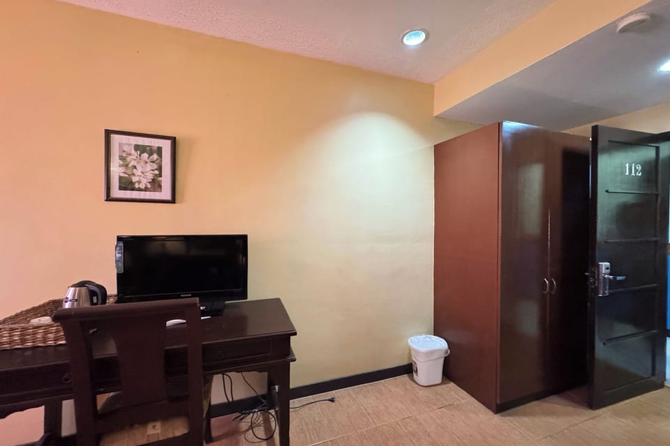 Shared Dormitory | Desk, WiFi (free), bed sheets