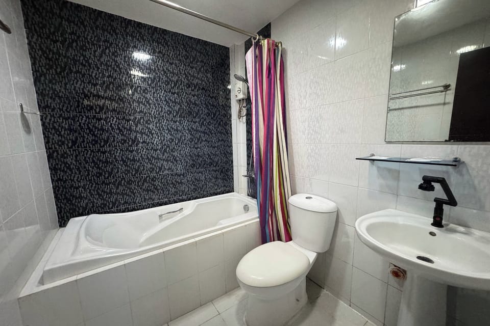 Luxury Room | Bathroom | Free toiletries, towels, soap, shampoo