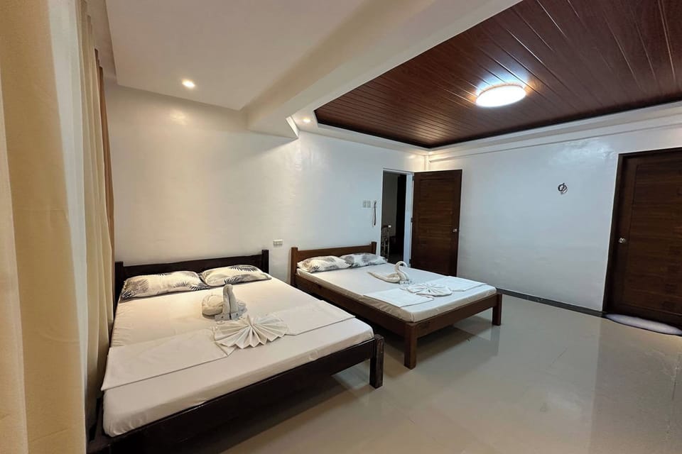 Quadruple Room | Desk, rollaway beds, free WiFi, bed sheets