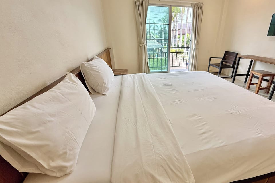 Deluxe Double Room | Desk, free WiFi, bed sheets