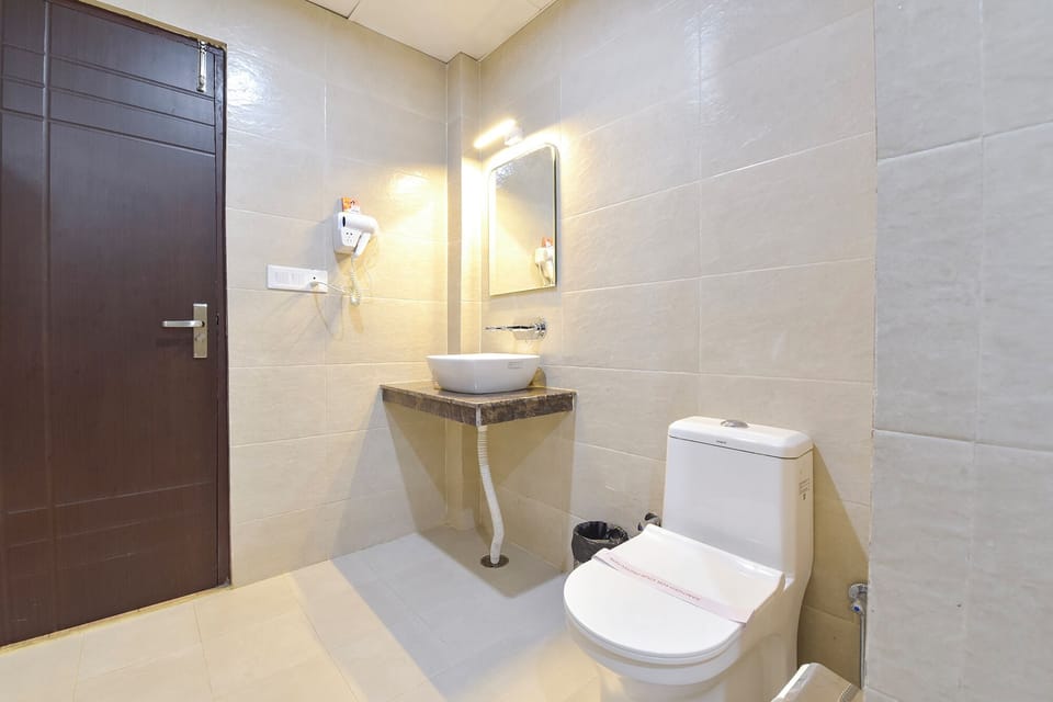 Shower, rainfall showerhead, free toiletries, towels