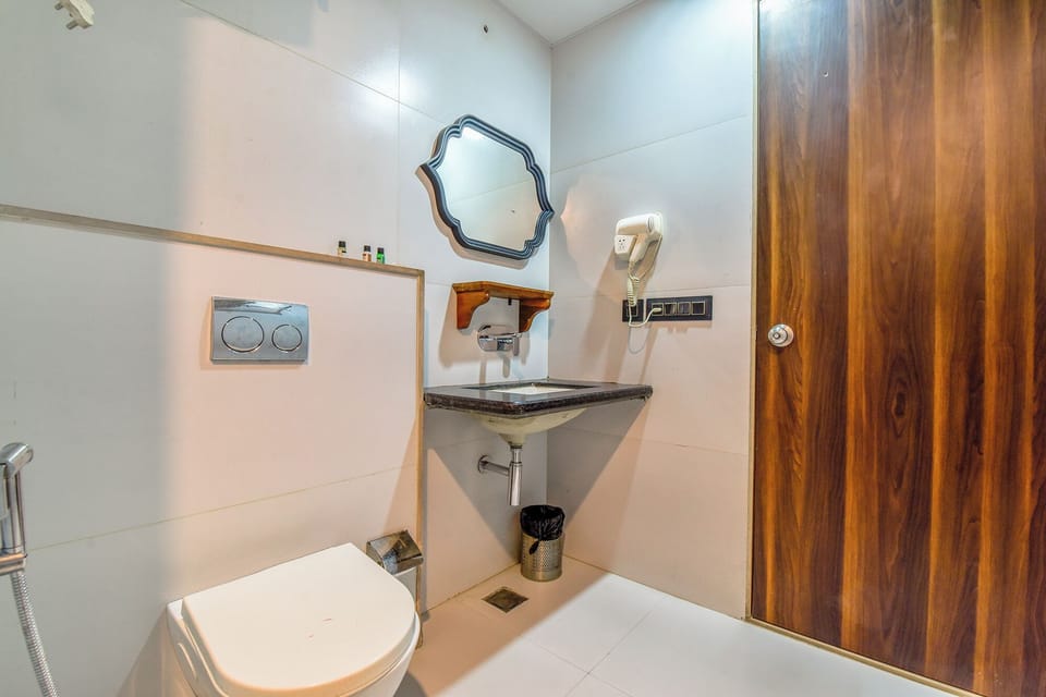 Shower, rainfall showerhead, free toiletries, towels