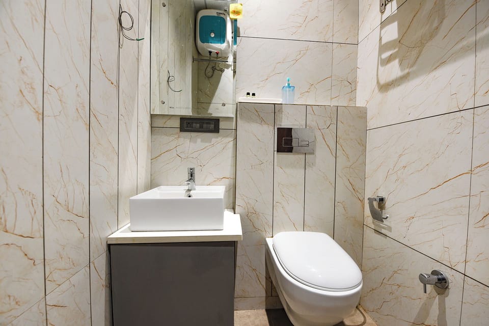 Luxury Suite | Bathroom | Shower, rainfall showerhead, free toiletries, towels