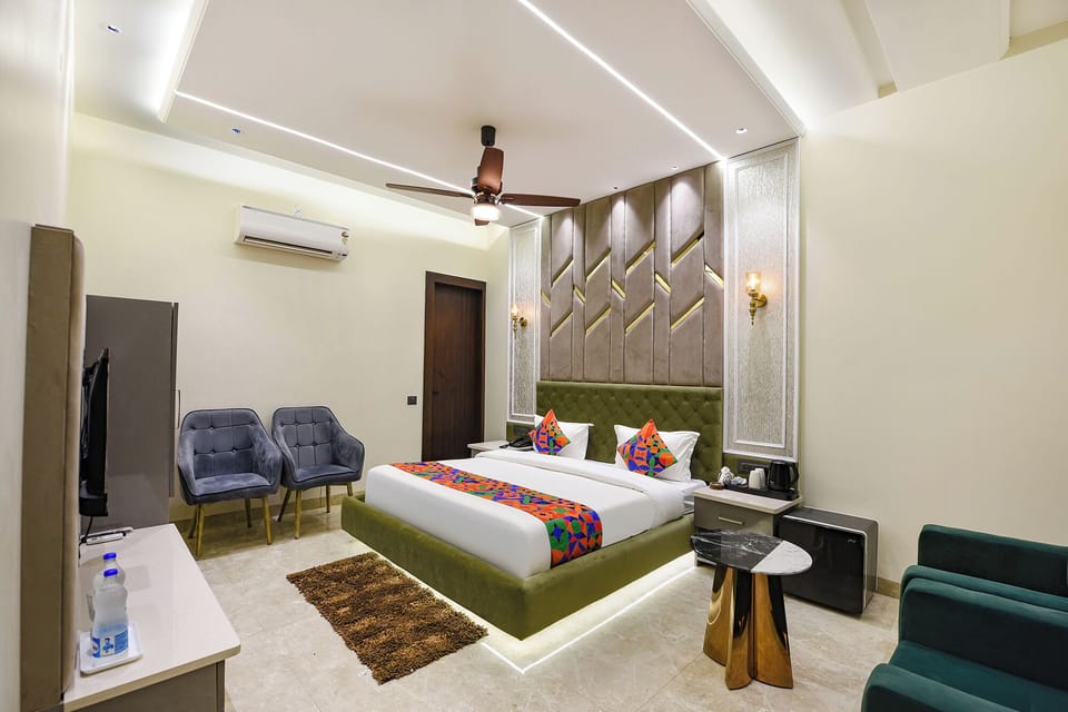 Egyptian cotton sheets, premium bedding, in-room safe, free WiFi