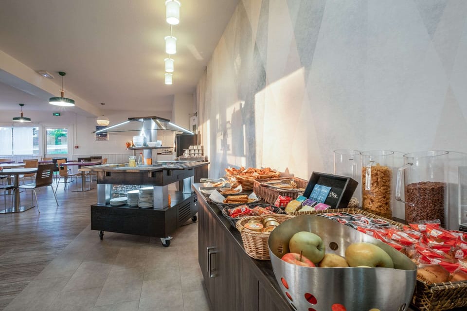 Daily buffet breakfast for a fee