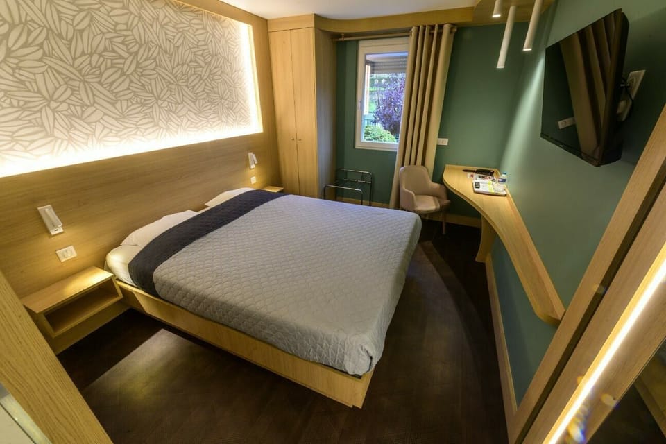Double Room | Desk, soundproofing, WiFi (free), bed sheets