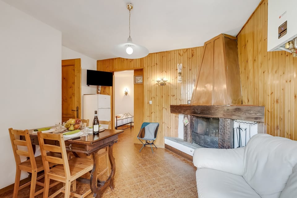 Standard Apartment, Multiple Bedrooms (Appartamento Vecchio Gad) | Living area | 21-inch flat-screen TV with cable channels
