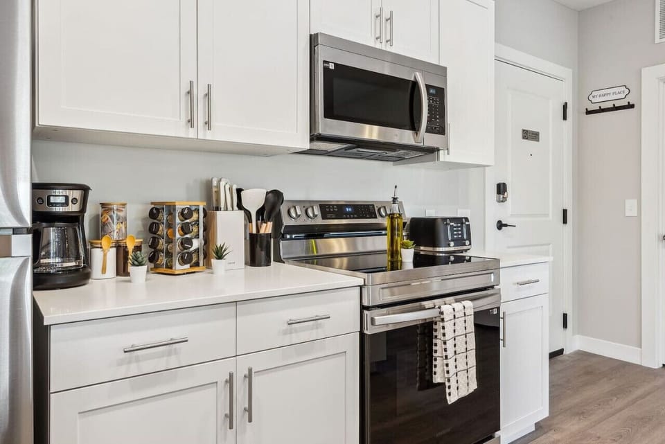You’ll love the convenience of this fully equipped kitchen, where you can brew coffee, cook meals, or prepare snacks. The cozy layout and warm ambiance make cooking here a delightful part of your stay.
