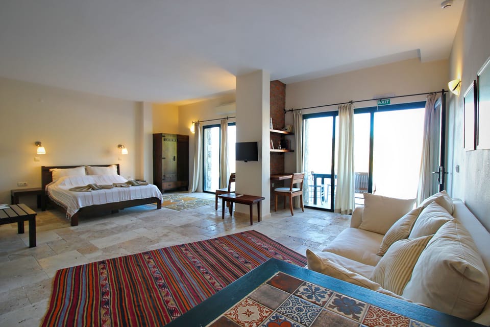Deluxe Room | Minibar, free WiFi, bed sheets