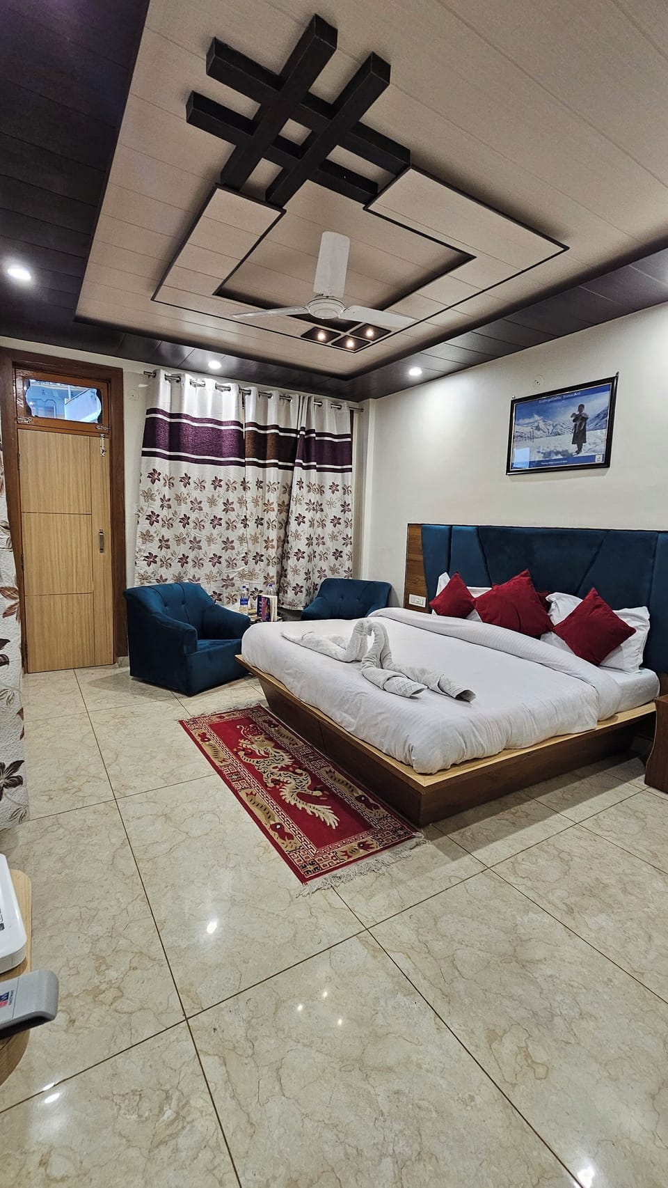 Deluxe Room, Mountain View | Living area | 32-inch LCD TV with cable channels