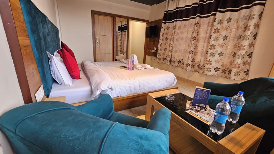 Deluxe Room, Mountain View | Living area | 32-inch LCD TV with cable channels